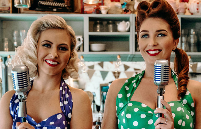 Singing duo at Trafford Palazzo