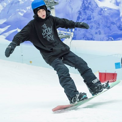 Ben Kilner Snowboarding, Picture by Allan McKenzie/SWpix.com  03/11/16  Commercial  Ben Kilner Snowboarding  Chill Factore  Manchester, England  Masterclass participants try out the slope.